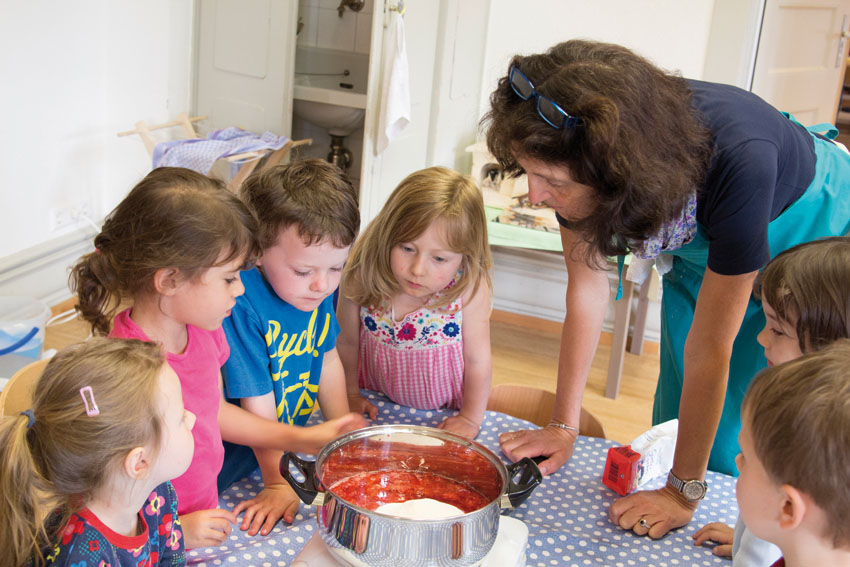 Erdbeermarmelade kochen in der Casa dei Bambini