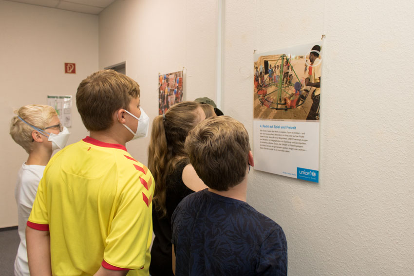 Schüler*innen in der UNICEF-Ausstellung