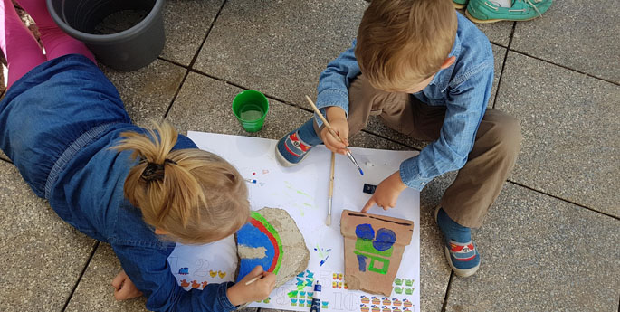 Grundschüler bemalen Steine