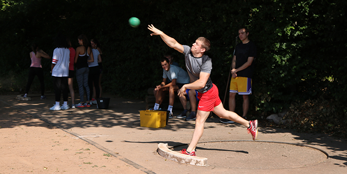 Kugelstoßen am Sporttag