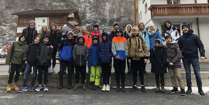 Die 6r beim Winterprojekt in Saas Grund